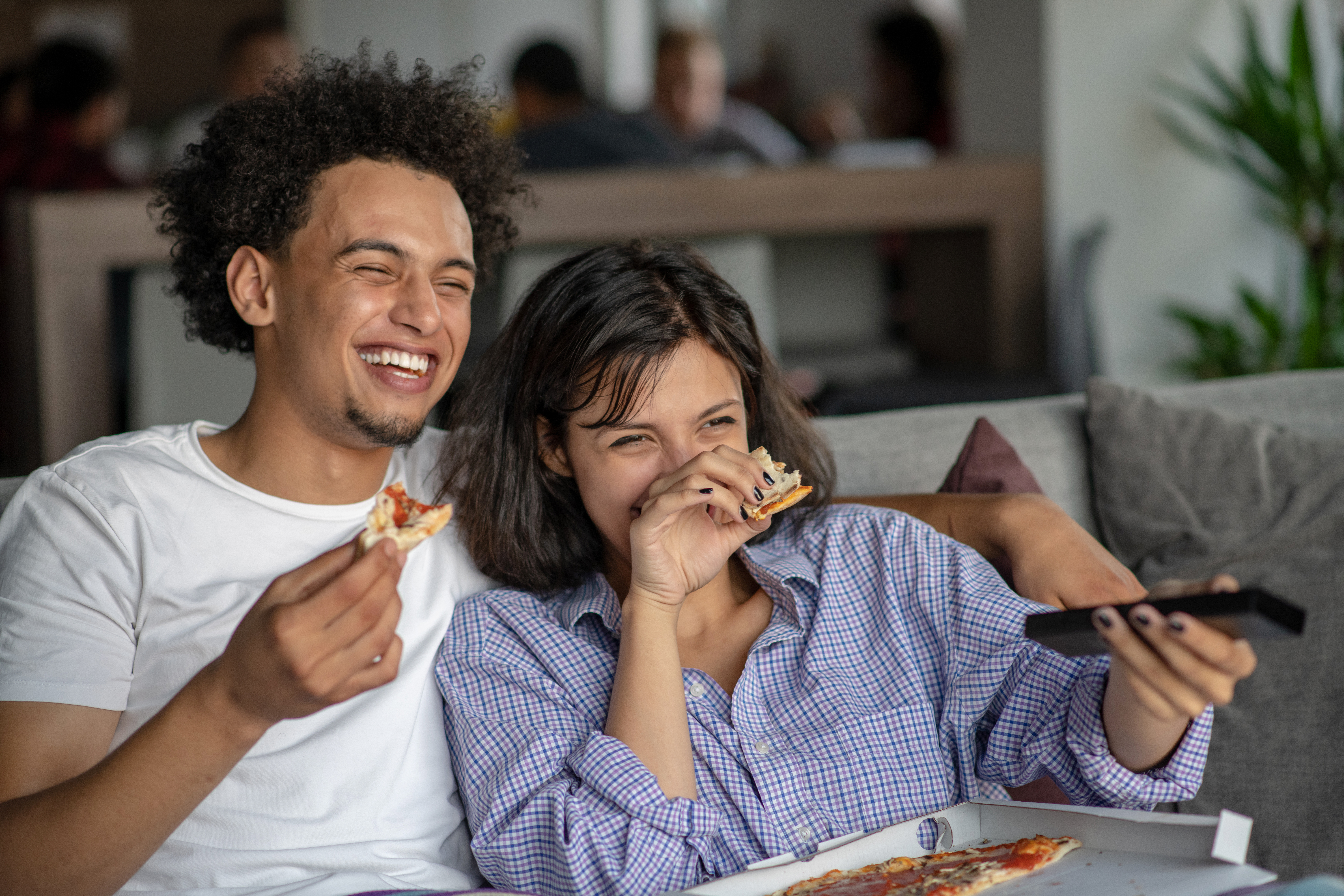 couple eating pizza